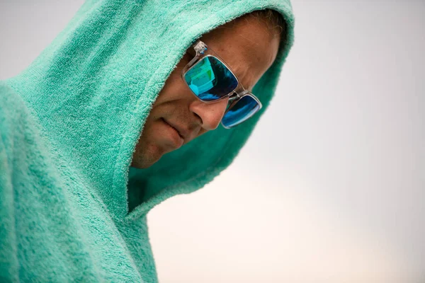 Close-up view of man in hoodie and sunglasses on his face — Stok Foto