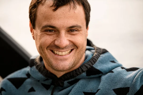 Primer plano de la cara del hombre sonriente con el pelo oscuro — Foto de Stock