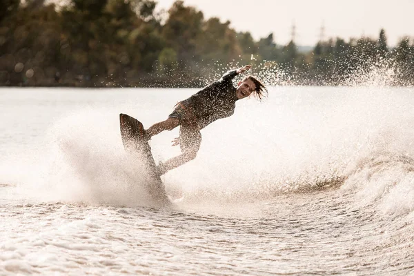 Hurler homme monte sur wakeboard et tomber dans l 'éclaboussure de l' eau — Photo