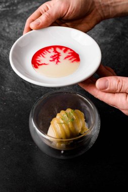 Erkeklerin elinde şerbetli ve ballı tabağın görüntüsü