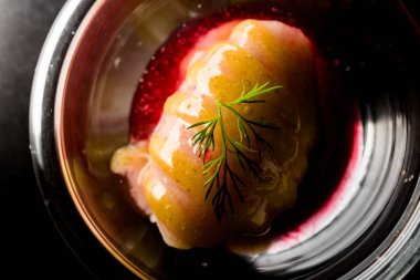 Lezzetli bir yemek olan moleküler mutfağı süsleyen yeşil bitki filizi.