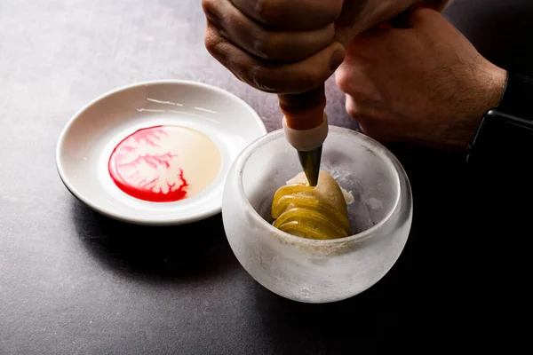 Utsikt över manliga händer dekorera molekylärt kök dessert skålen med söt sylt — Stockfoto