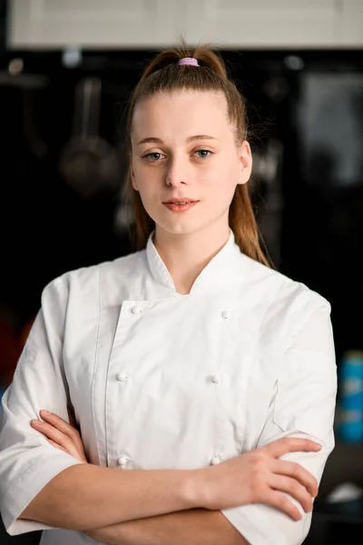 Retrato de jovem mulher bonita chef com braços cruzados — Fotografia de Stock