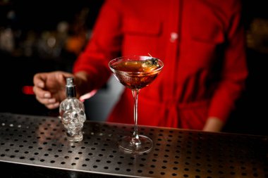 Alkollü şarap kadehi bar tezgahında zıplama tezgahlarıyla süslenmiş.