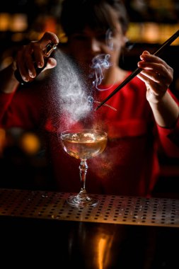 Ve üzerine bardaktan boşanırcasına içki serpilmiş.