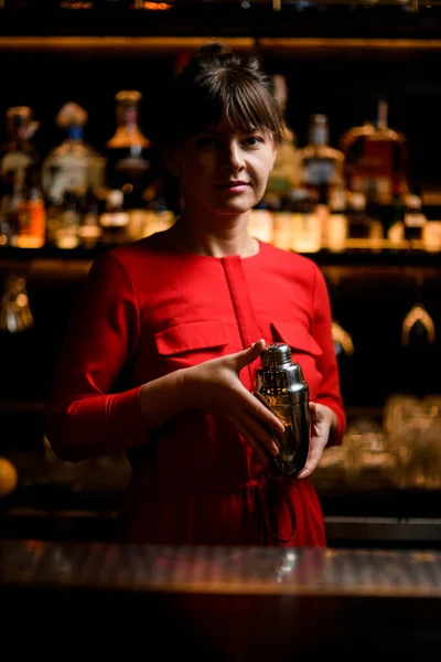 Vue d'attrayant femme barman avec agitateur en acier dans ses mains — Photo