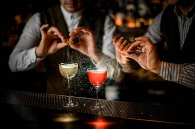 Barmenlerin narenciye suyu serptiği bardakların manzarası