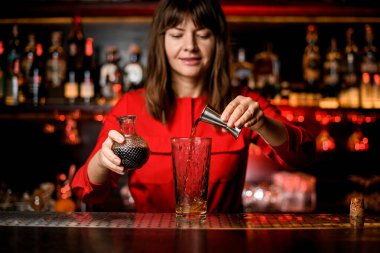 Barmen tarafından bardaktan içilen alkollü içkinin görüntüsü