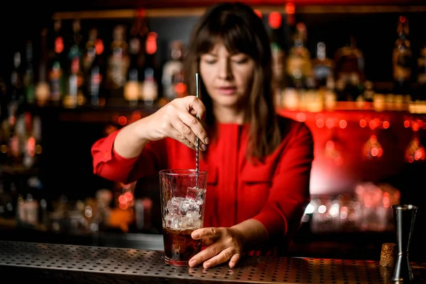 Vetro trasparente con stand bevanda sul bar e barista donna è mescolando con cucchiaio — Foto Stock