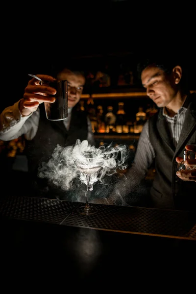 Υπέροχο γυαλί με διαφανές υγρό και καπνό μέσα στέκεται στο μπαρ — Φωτογραφία Αρχείου