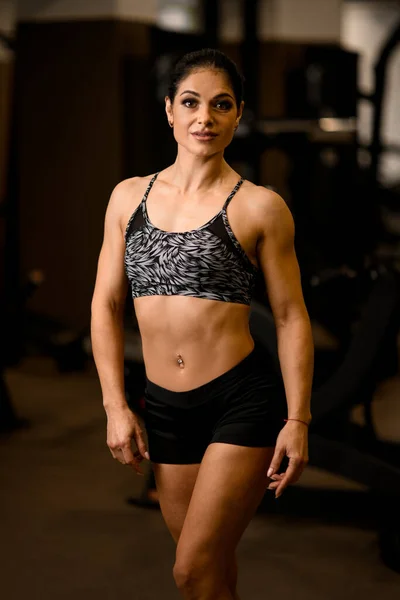 Blick auf gesunde starke brünette Frau in Sportbekleidung im Fitnessstudio — Stockfoto