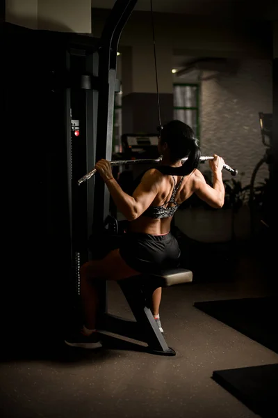 女运动员的后视镜拉上模拟器.体育、体操、运动服、健身的概念. — 图库照片