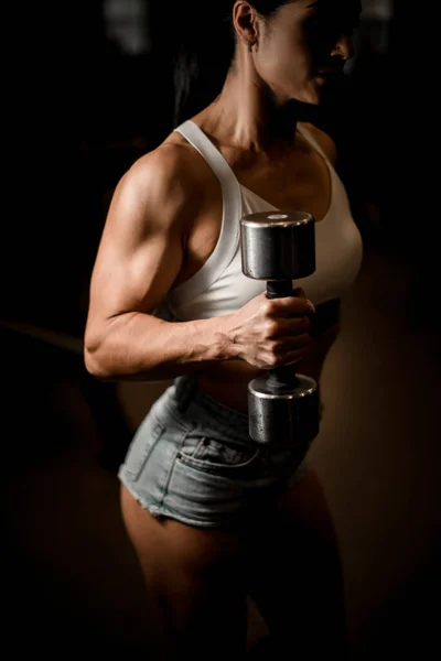 Nagy nehéz ezüst súlyzó kezében erős izmos nő testépítő — Stock Fotó