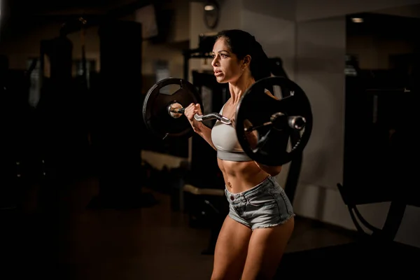 Aktív sportos nő készen áll, hogy végre vállprés gyakorlat nehéz súlyzóval — Stock Fotó