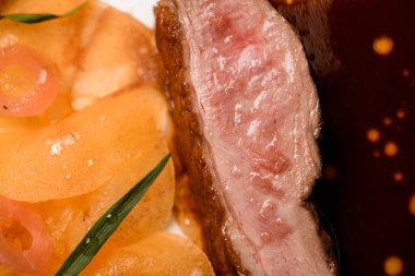 Sosu olan sulu bir et parçasına yakın plan.