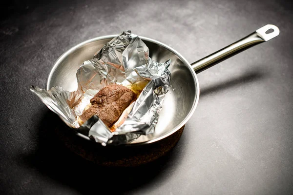 ホイルで調理された肉と銀フライパンのクローズアップ — ストック写真