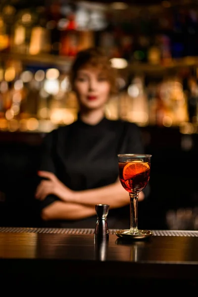 Glas negroni cocktail en jigger staat op bar — Stockfoto