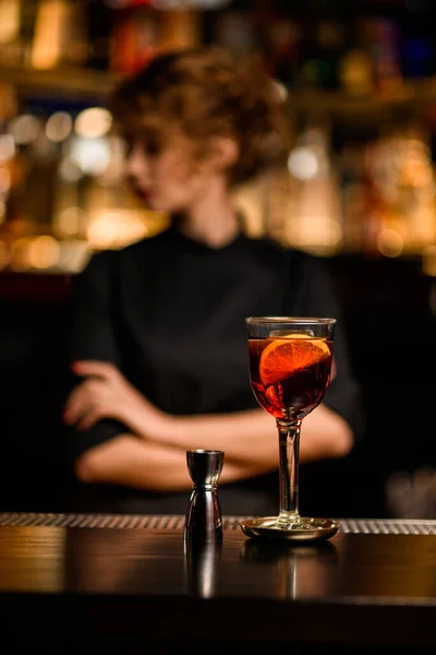 Ποτήρι αλκοολούχο κοκτέιλ και jigger στέκεται στο μπαρ — Φωτογραφία Αρχείου