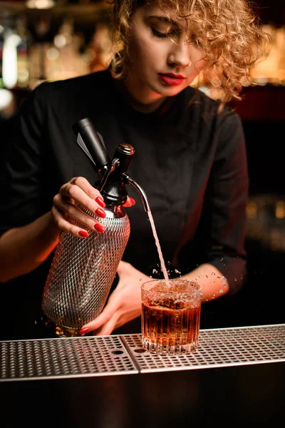 Bella barista donna sta dietro il bancone e versa bere da sifone in vetro — Foto Stock