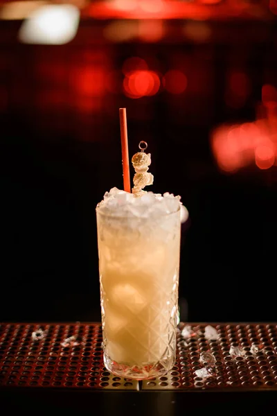Närbild av vackert glas med kall alkoholhaltig dryck dekorerad med popcorn på bardisken — Stockfoto