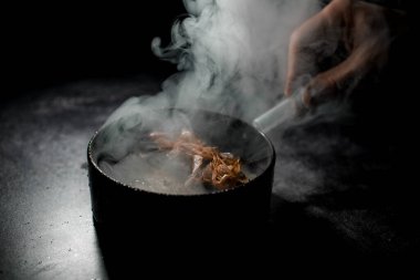 Lezzetli tütsülenmiş siyah tabak. Füzyon mutfağı