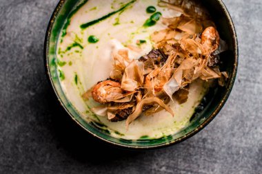 Soslu ve karidesli lezzetli et yemeğiyle tabağın üst görüntüsü