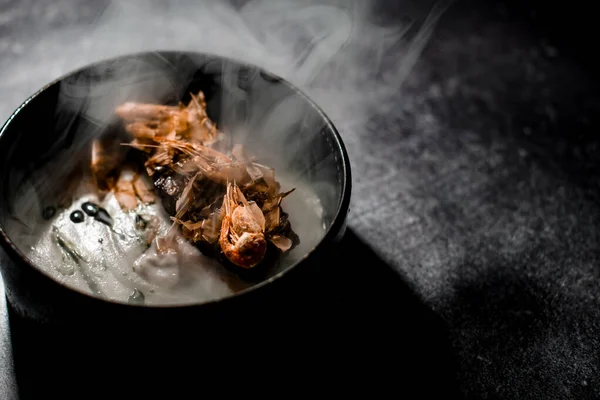 ソースとエビで熱々のおいしい肉料理のお皿の眺め — ストック写真