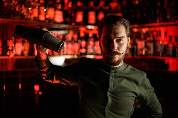 Porträtt av manlig bartender med stilren mustasch med stålshaker i handen. — Stockfoto
