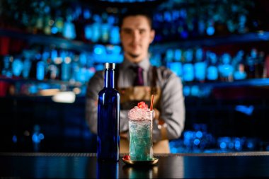 Barda soğuk mavi alkollü kokteyl ile şişe ve cam manzarası