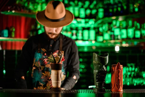 Verschillende fancy veelkleurige glazen staan op de bar teller — Stockfoto