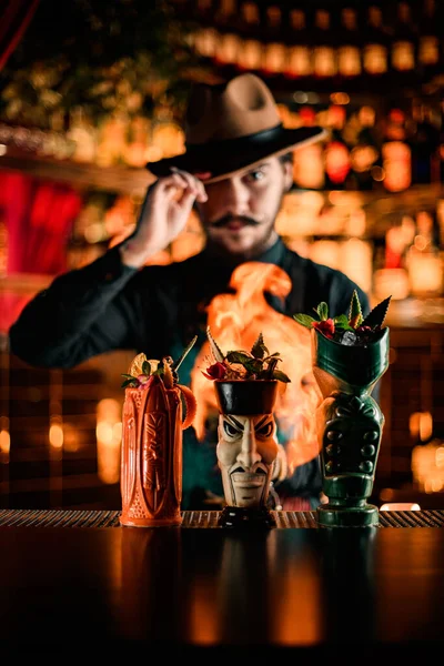 Hermosa vista de los vasos en el mostrador de bar y camarero los prende fuego —  Fotos de Stock