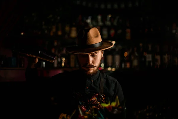 Retrato del camarero hombre con bigote en el sombrero que sostiene agitador de acero —  Fotos de Stock