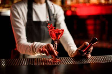 Bar tezgahında çiçekle süslenmiş bardakta su sıçraması.