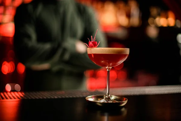バーの花で飾られた泡のあるアルコール飲料と美しいガラスのクローズアップ — ストック写真