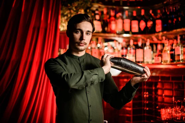 Blick auf attraktiven Mann Barkeeper stehend mit Stahl Shaker in seinen Händen — Stockfoto