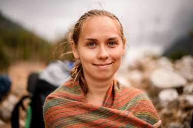 Güzel gülümseyen mavi gözlü bir kadının portresi.