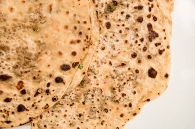 Taze kızarmış pita ekmeği ya da yassı ekmeğin yatay görüntüsü.