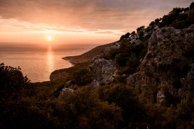 Türkiye 'nin ufuk çizgisi, denizi ve dağlarının güzel sabah manzarası