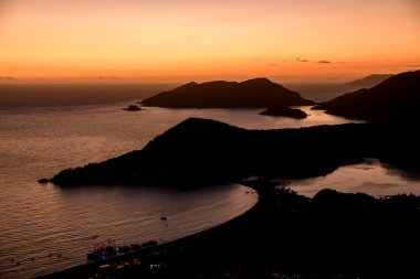 Akdeniz ve dağların üzerinde harika, parlak gün batımı..