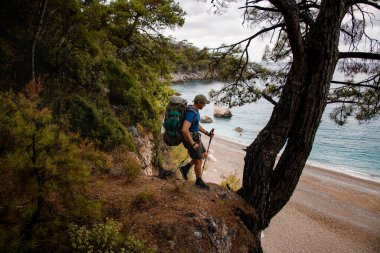 Sırt çantalı ve sırıklı turist manzarası