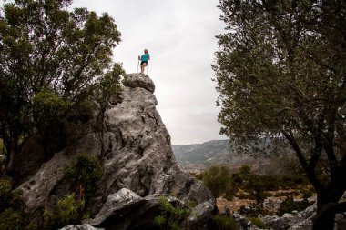 # Taş dağın güzel manzarası # # Kadının yürüyüş direkleri ile durduğu #