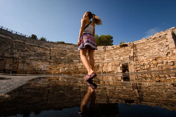 Mujer camina en ruinas de anfiteatro y sala de reuniones antigua ciudad de Lycian Patara. — Foto de Stock