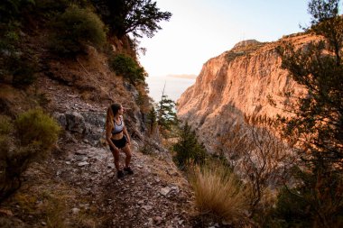 Türkiye 'de dağlardan tırmanan kadınların yüksek açılı manzarası