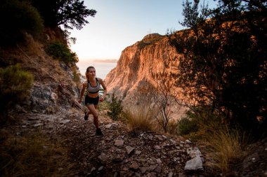 Türkiye 'de dağlardan tırmanan genç aktif kadın