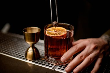 Portakal dilimi ve küçük çam kozalağı ile süslenmiş cam manzarası