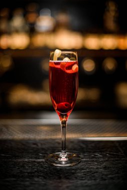 Şarap kadehinin önü. Barın üstünde kırmızı bir içecek ile süslenmiş.