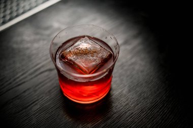 İçki ve buz küplü eski moda bardağın yüksek açılı görüntüsü.