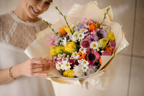 Primer plano de ramo encantador de flores frescas de primavera de colores en las manos de la mujer — Foto de Stock