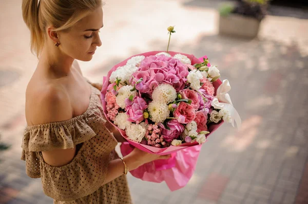 Vista sobre mujer con ramo de flores blancas y rosadas en sus manos —  Fotos de Stock