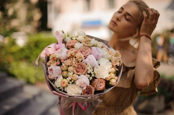 Hermosa vista de ramo floral caro de diferentes flores en las manos de la mujer —  Fotos de Stock